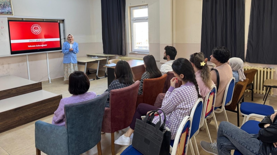 Öğretmenlerimize Yönelik Aile Sunumu Yapıldı 